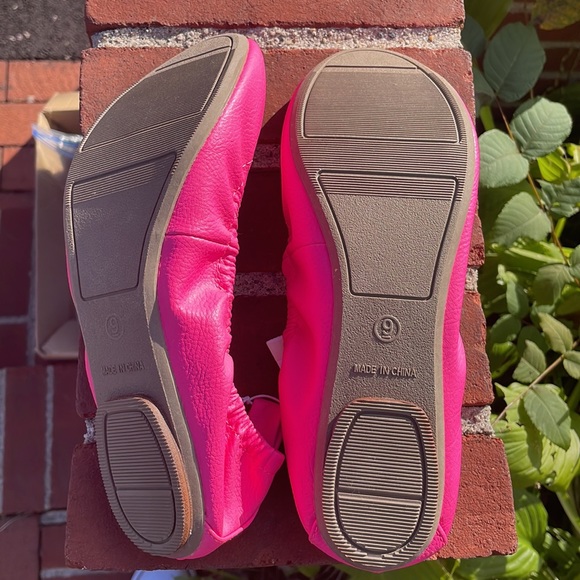 Old navy flats - Picture 2 of 3